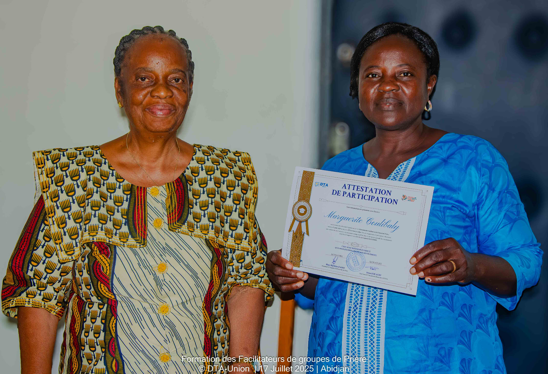 Marguerite Coulibaly recevant son attestation de facilitatrice de groupe de prière, Abidjan, 17 juillet 2025
