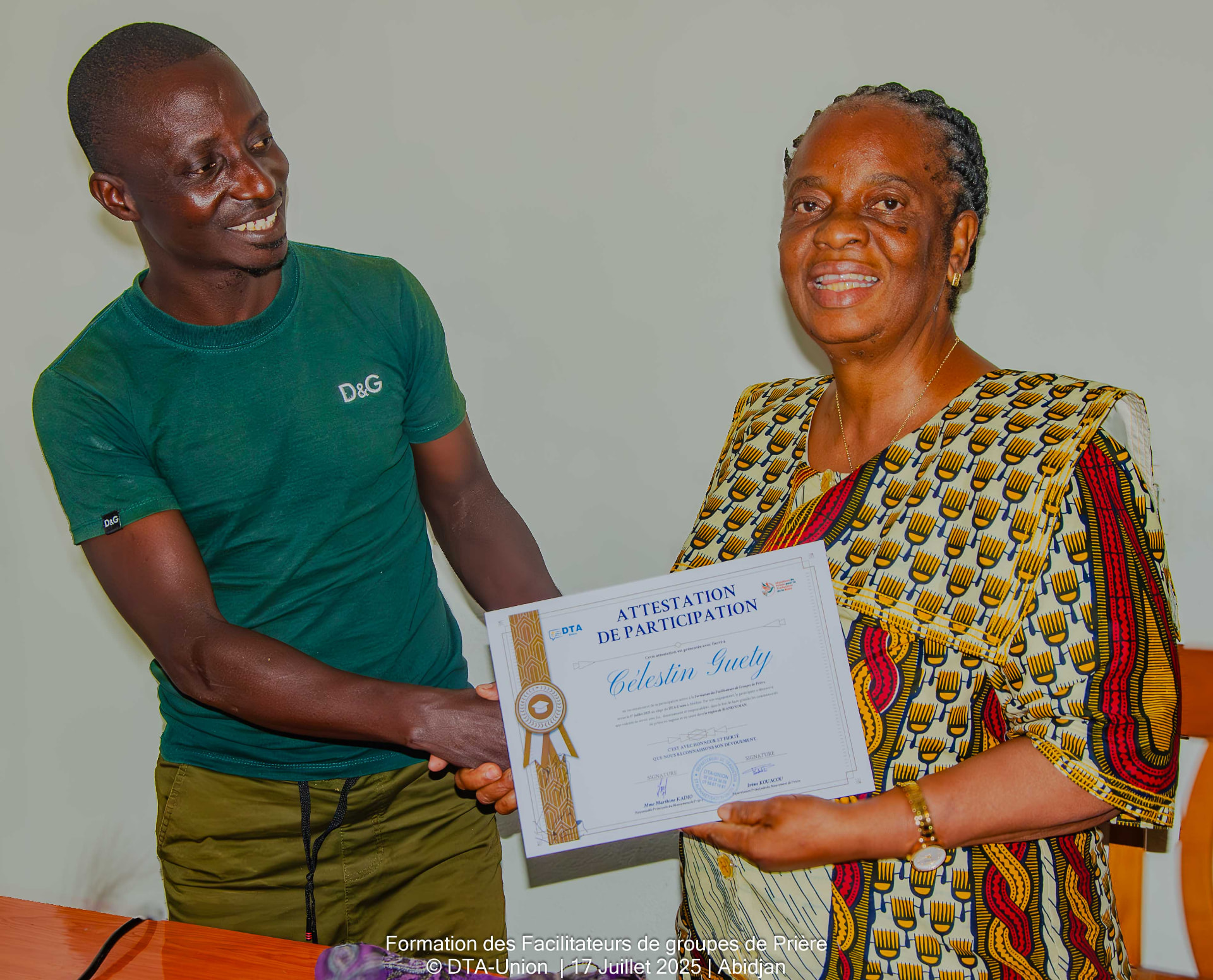 Remise de l'attestation de participation à Célestin Guety par la responsable du mouvement de prière de DTA-Union