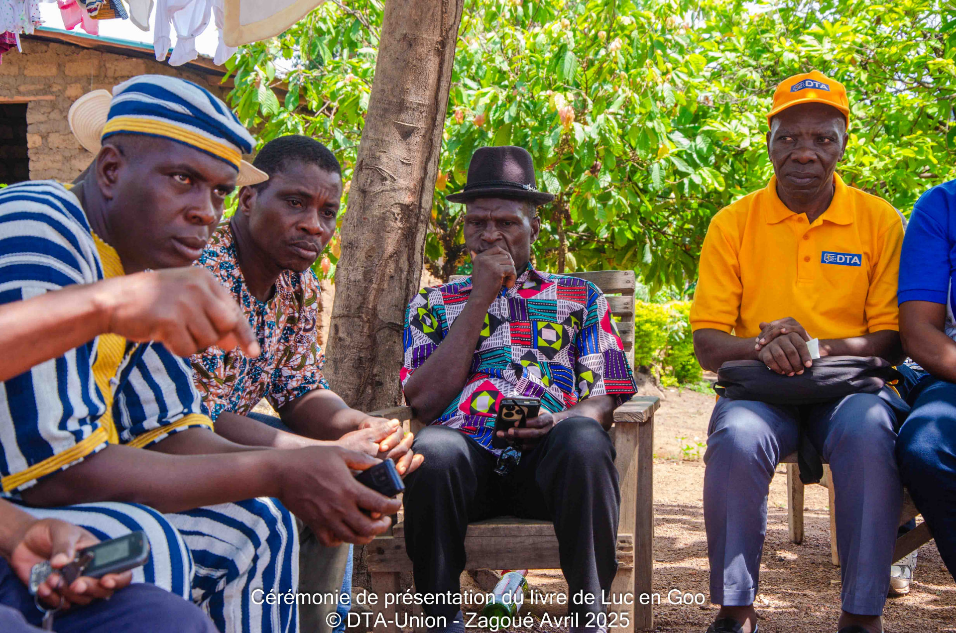 Habitants de Zagoué en discussion lors de la présentation du livre de Luc en Goo