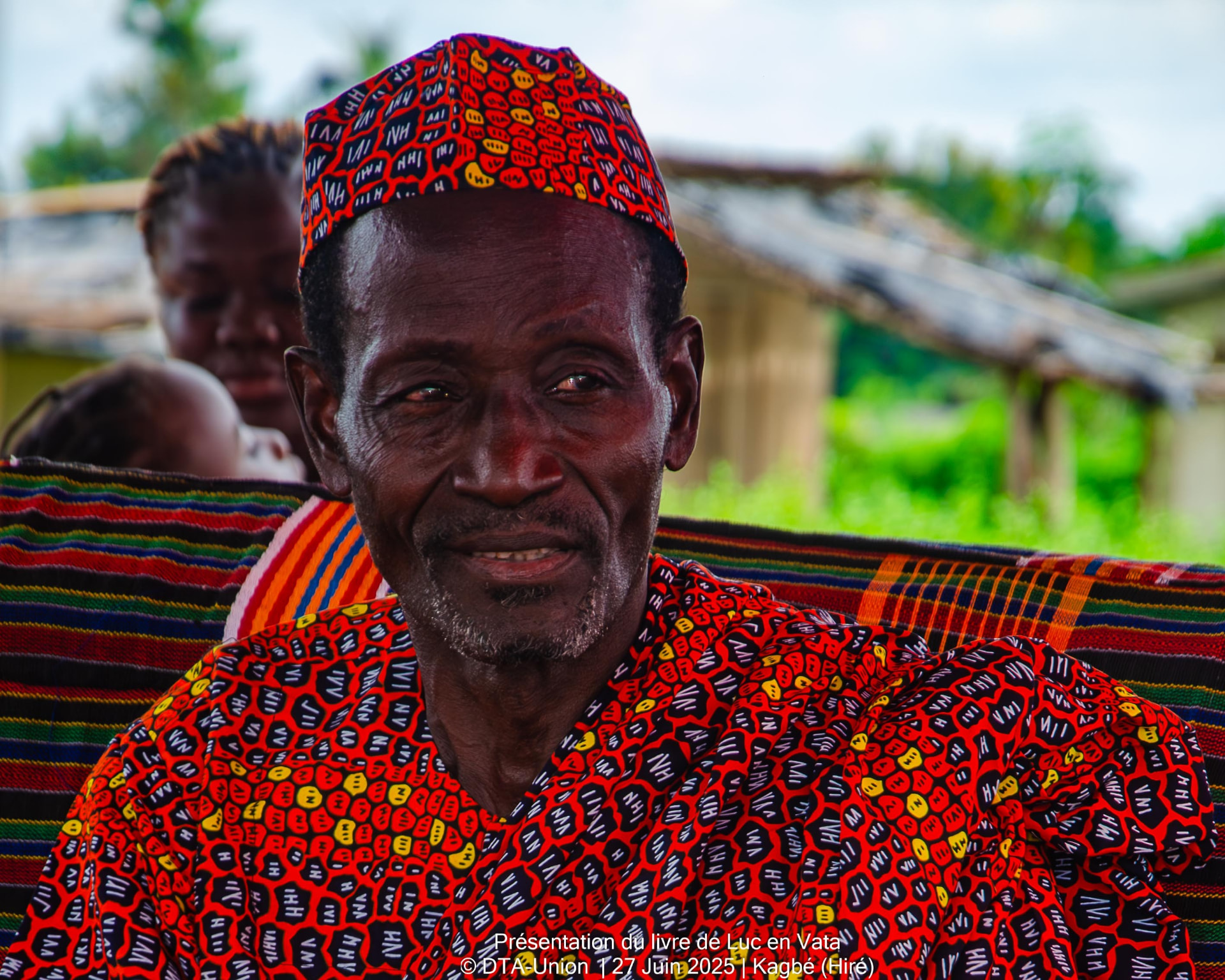 Un ancien de Kagbé en tenue traditionnelle lors de la cérémonie du livre de Luc en Vata