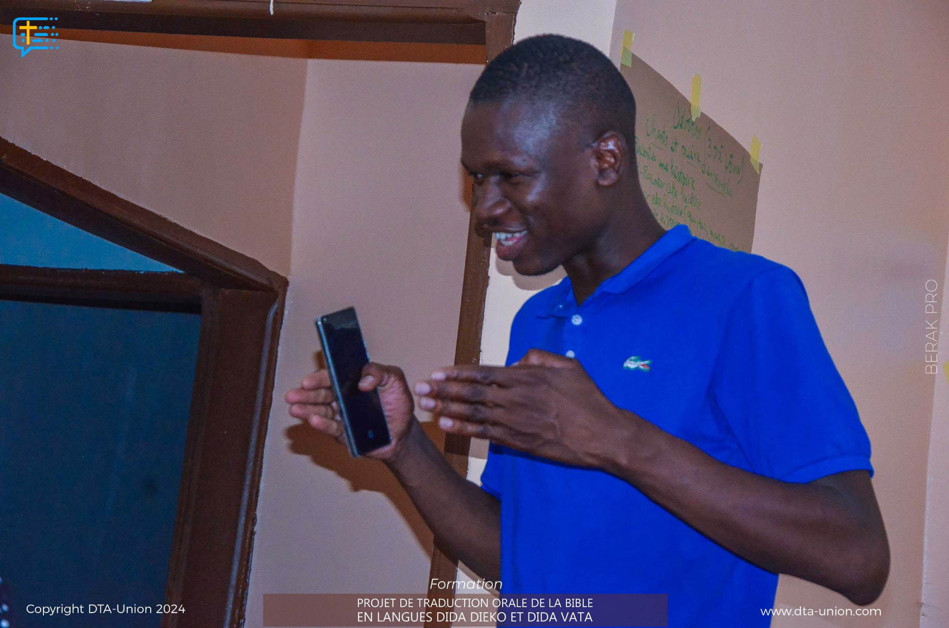 Un participant s'exerçant à la narration biblique orale avec son téléphone durant la formation