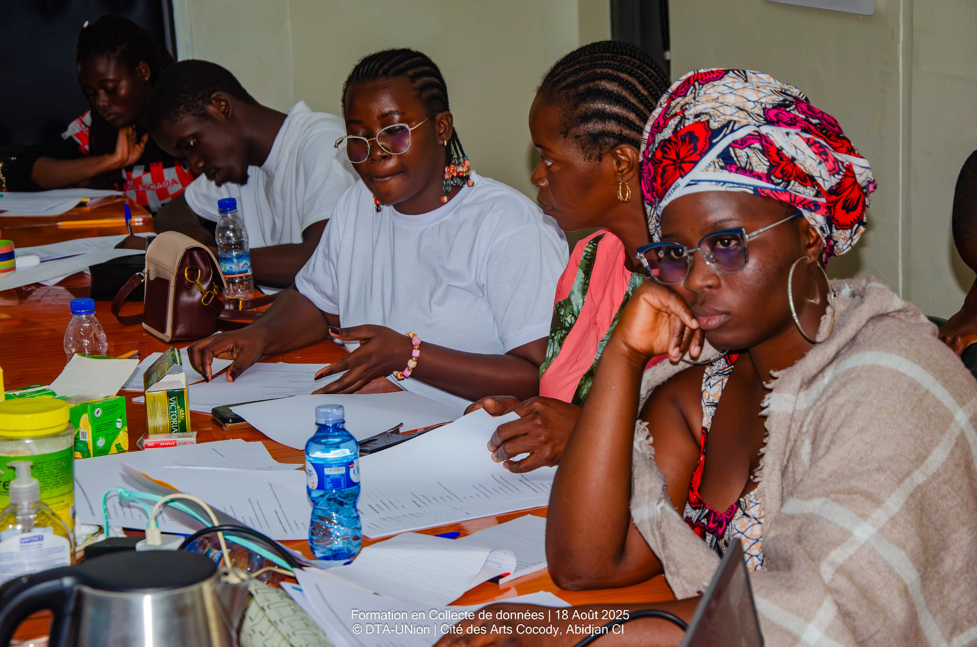 Participants à la formation en collecte de données autour de la table de travail, Abidjan, 18 août 2025