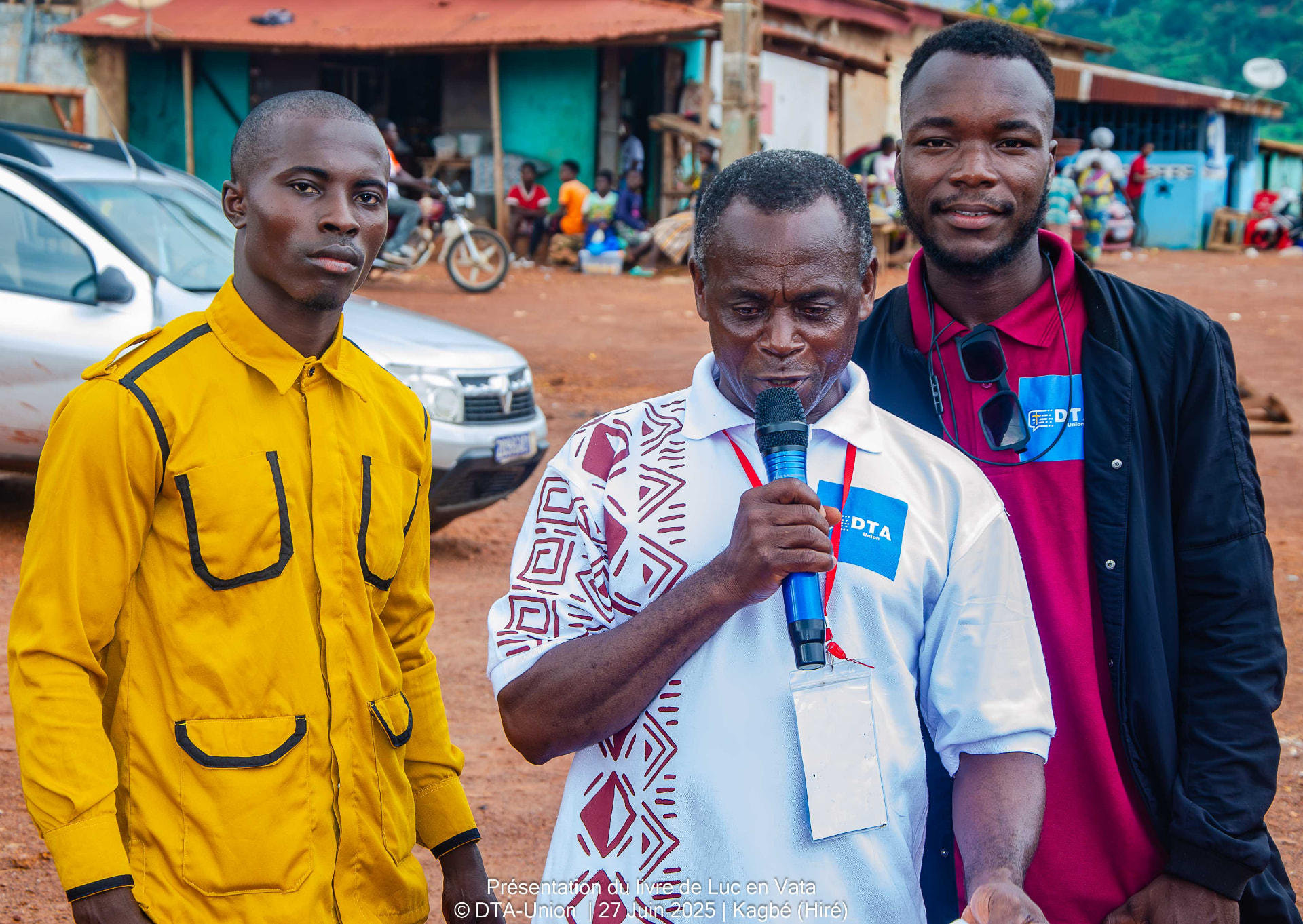 Prise de parole d'un responsable communautaire au micro à Kagbé