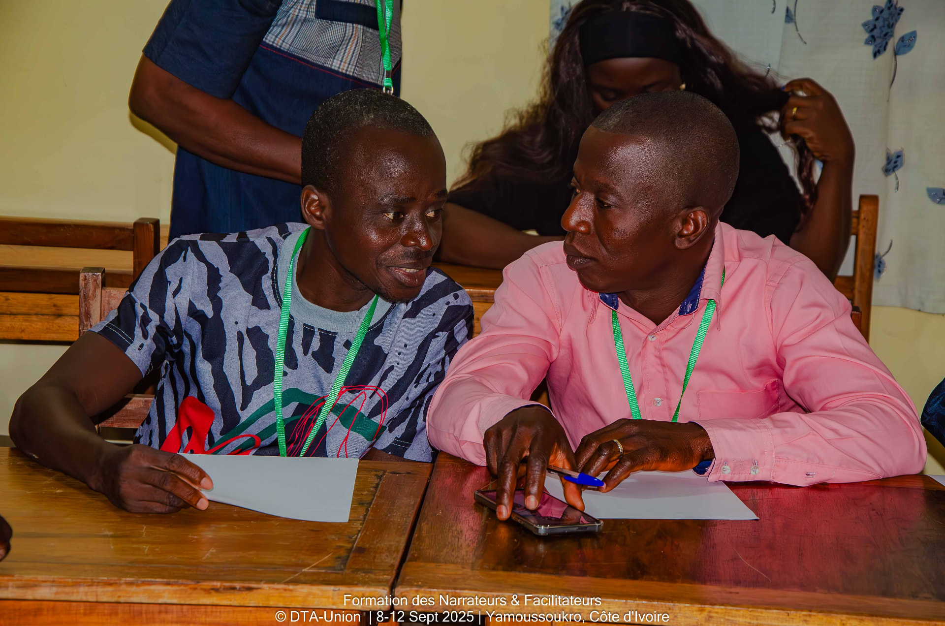 Deux narrateurs Kla-Dan échangeant pendant la formation à Yamoussoukro, septembre 2025