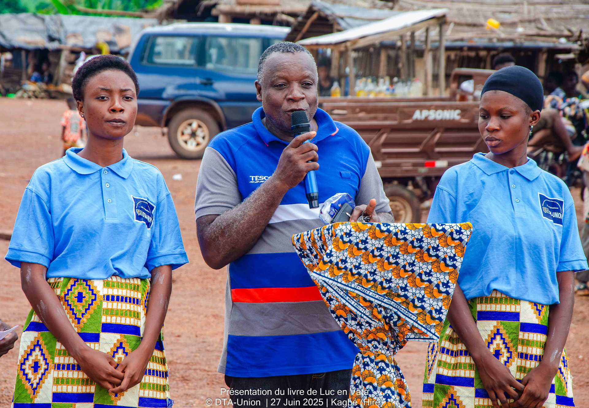 Allocution officielle entourée de deux agentes DTA-Union à Kagbé (Hiré)