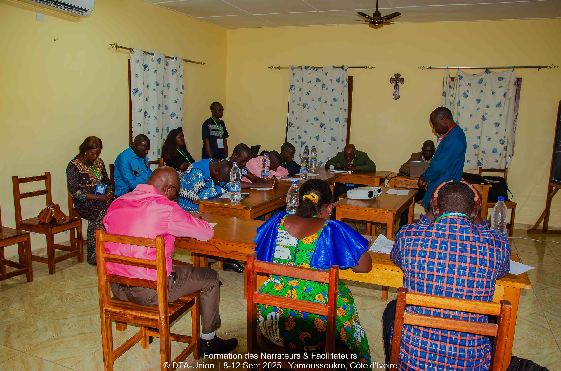 Vue d'ensemble de la salle de formation des narrateurs et facilitateurs Kla-Dan à Yamoussoukro