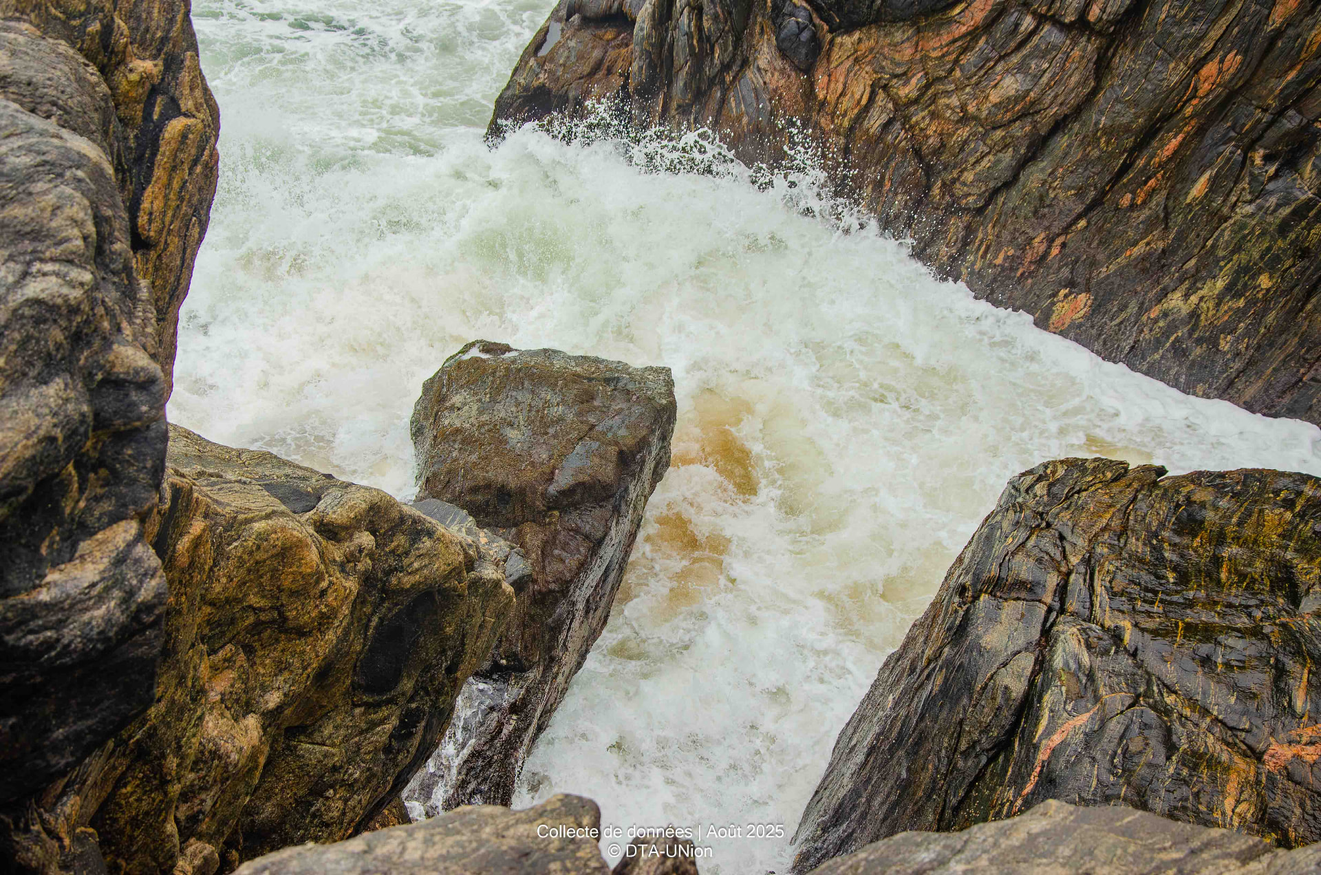 Rochers et vagues du littoral de Monogaga, en pays Wané