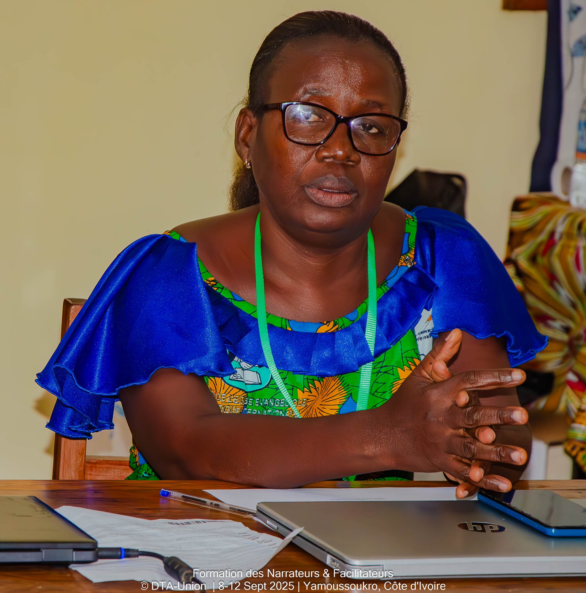 Une facilitatrice Kla-Dan s'exprimant lors d'une session de travail
