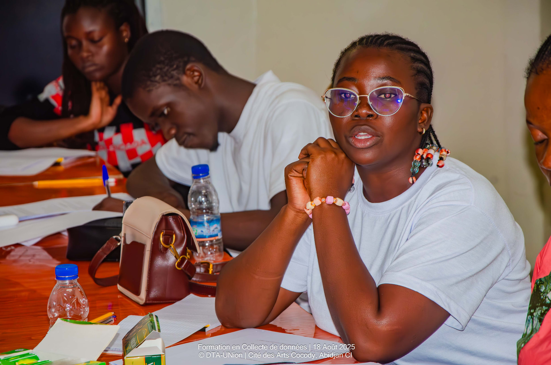 Une enquêtrice attentive pendant la session de formation en collecte de données