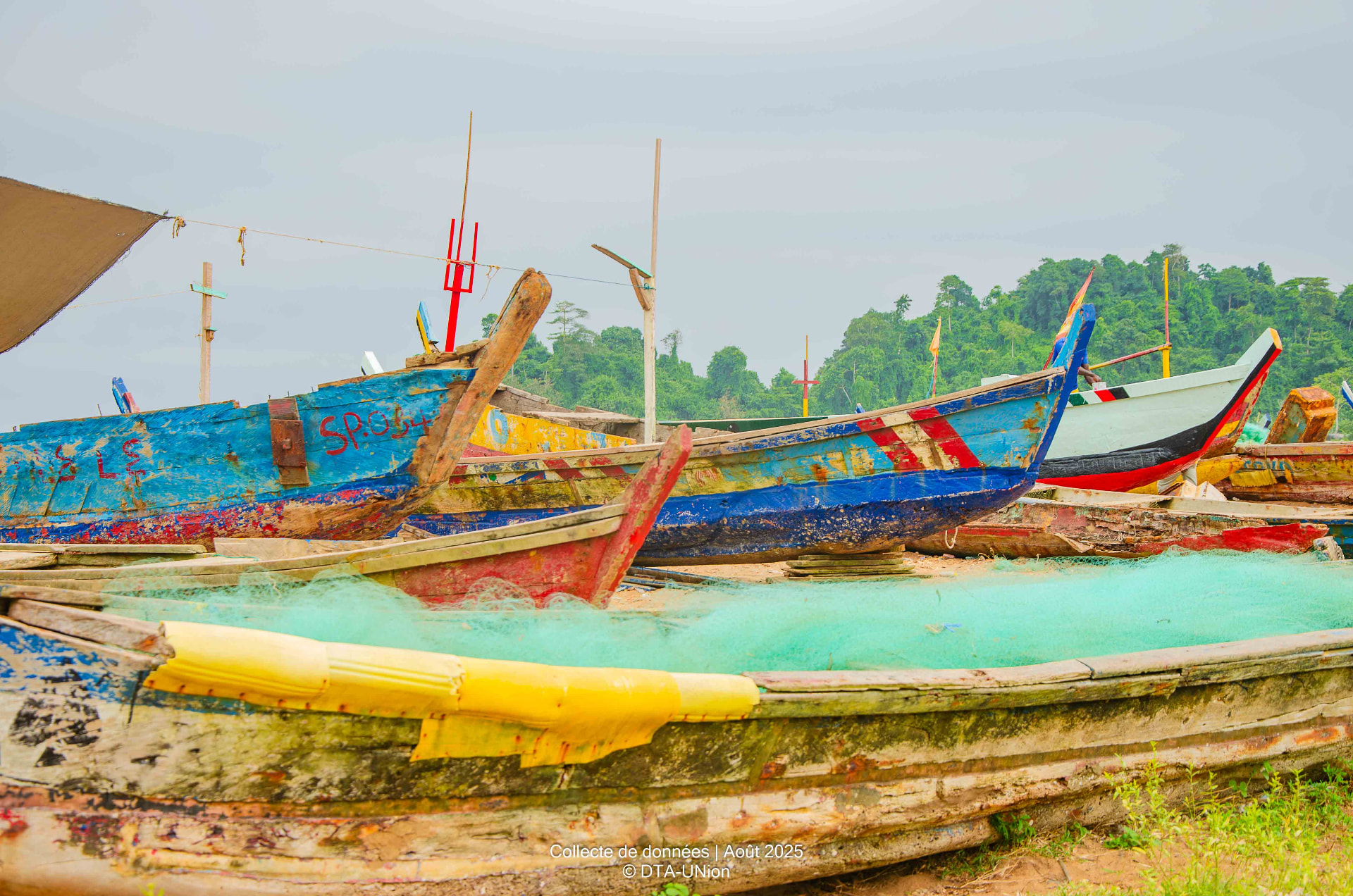 Pirogues de pêche colorées échouées sur la côte de San-Pédro, pays Wané