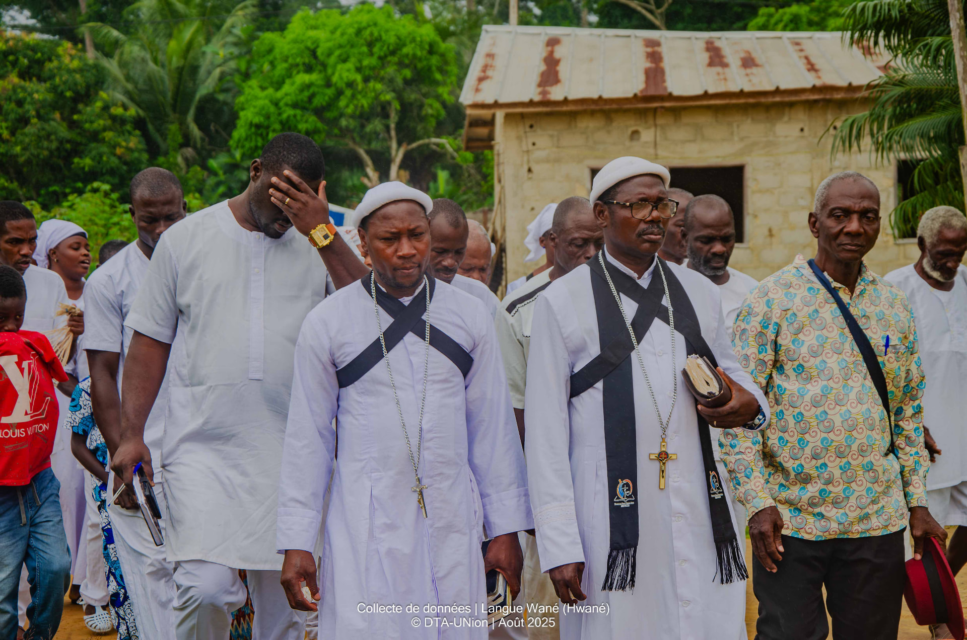 Procession de responsables de l'église Harris de Podjo en pays Wané