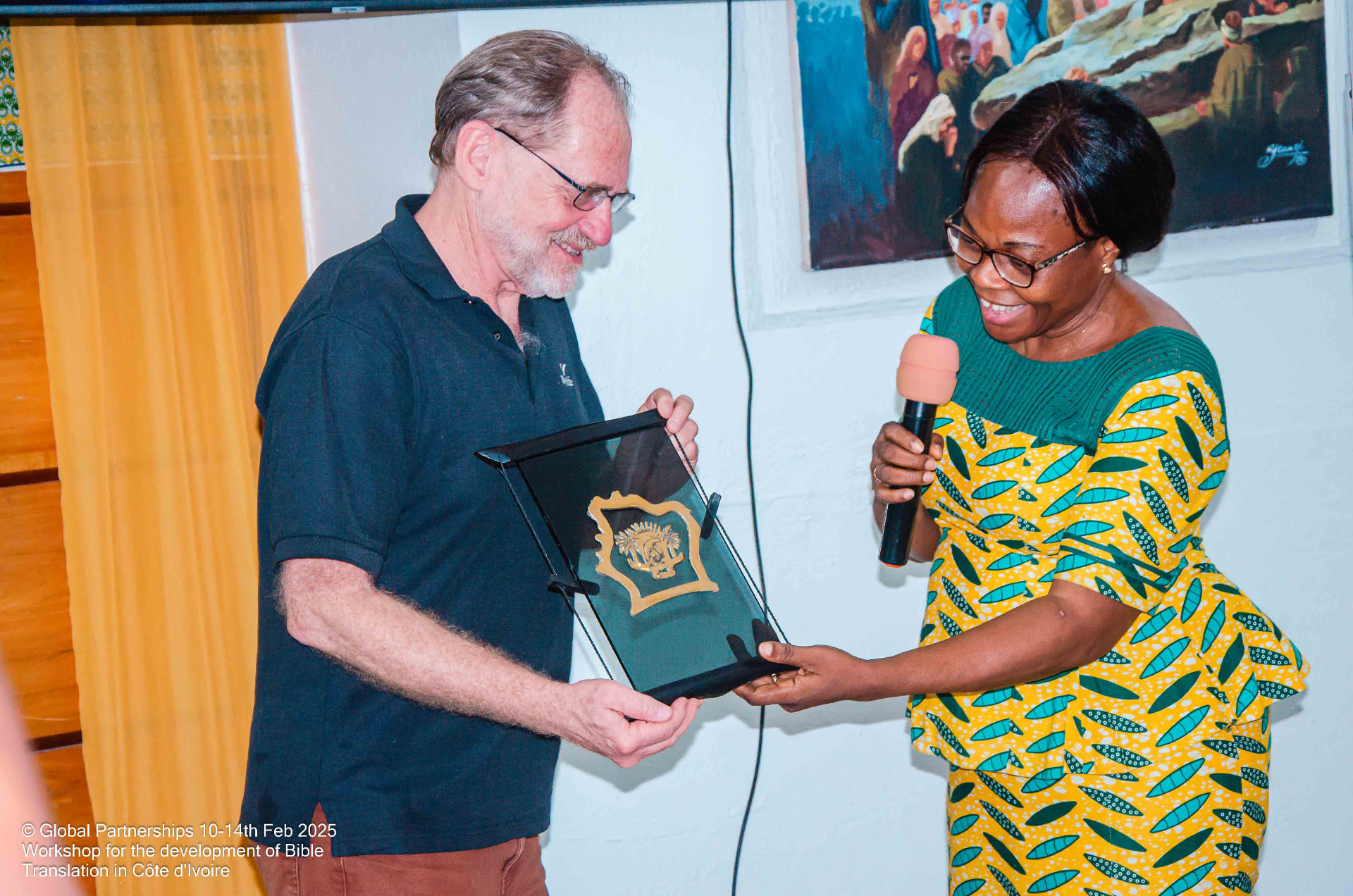 Remise d'une plaque souvenir à un expert international par une responsable ivoirienne