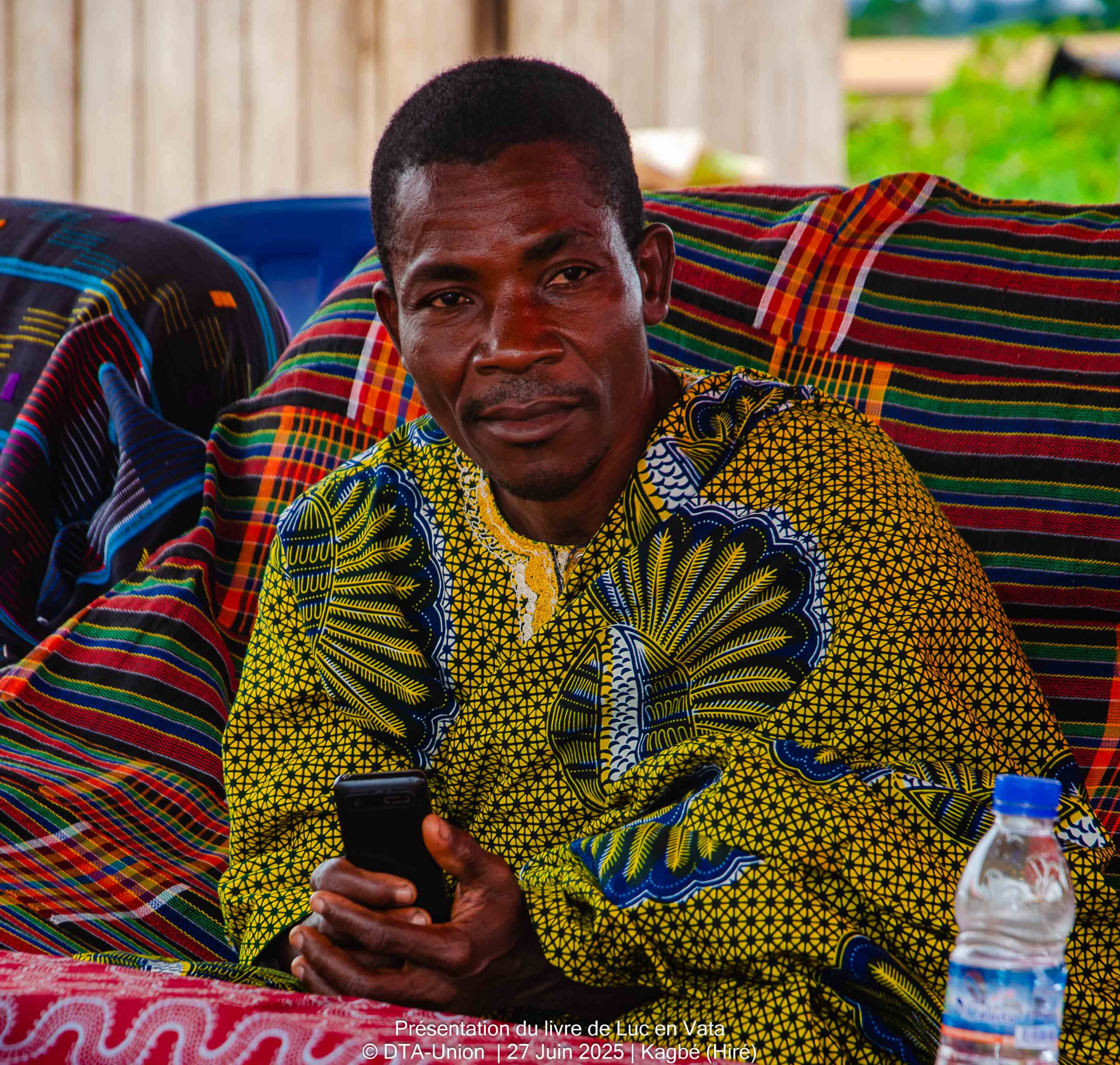 Un participant de Kagbé écoutant la présentation du livre de Luc en Vata