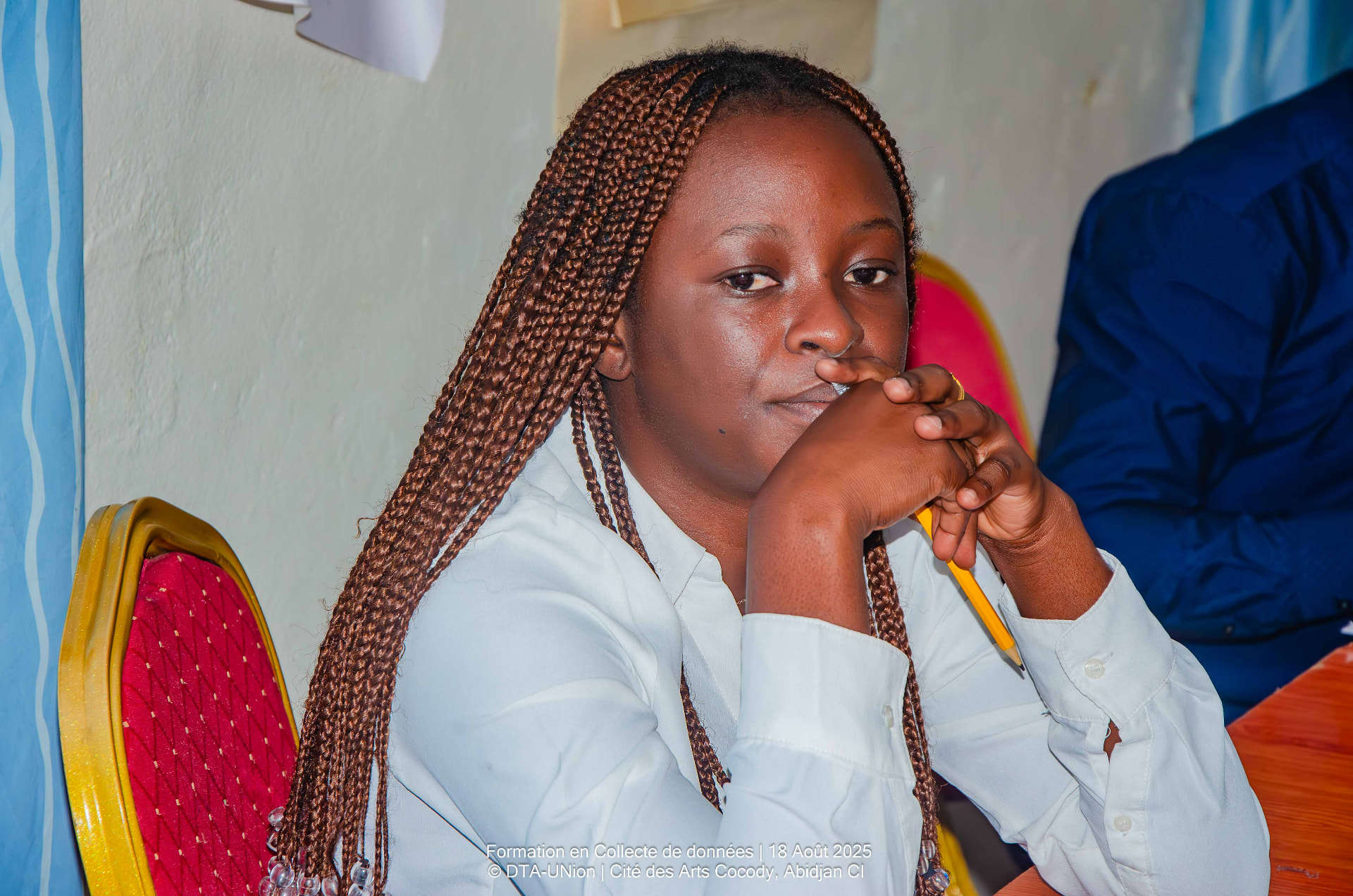 Portrait d'une participante concentrée durant l'atelier des agents d'enquête