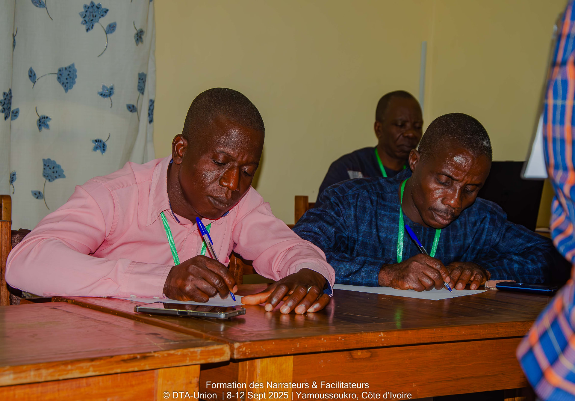 Participants Kla-Dan prenant des notes durant un atelier de narration biblique