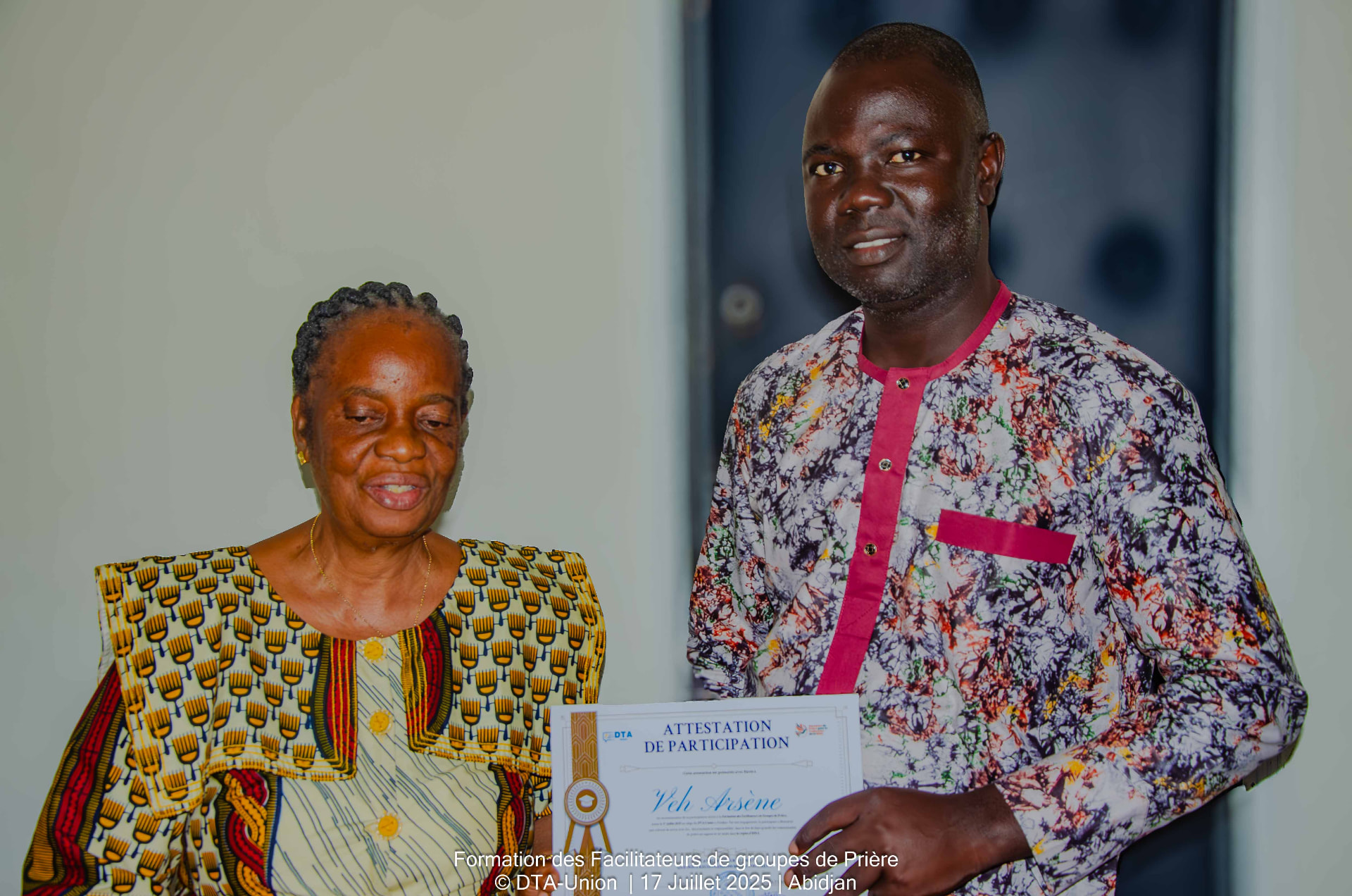 Véh Arsène honoré au terme de la formation des facilitateurs de groupes de prière
