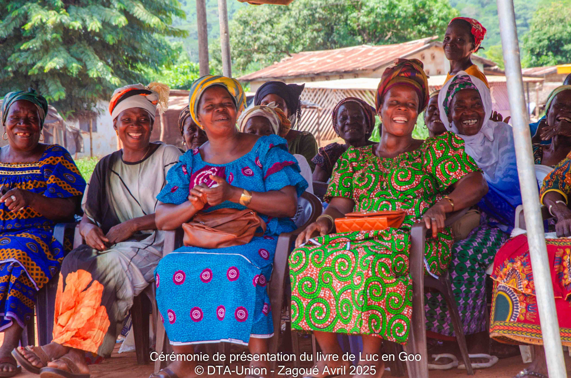 Femmes de Zagoué en pagnes colorés célébrant la Parole en langue Goo