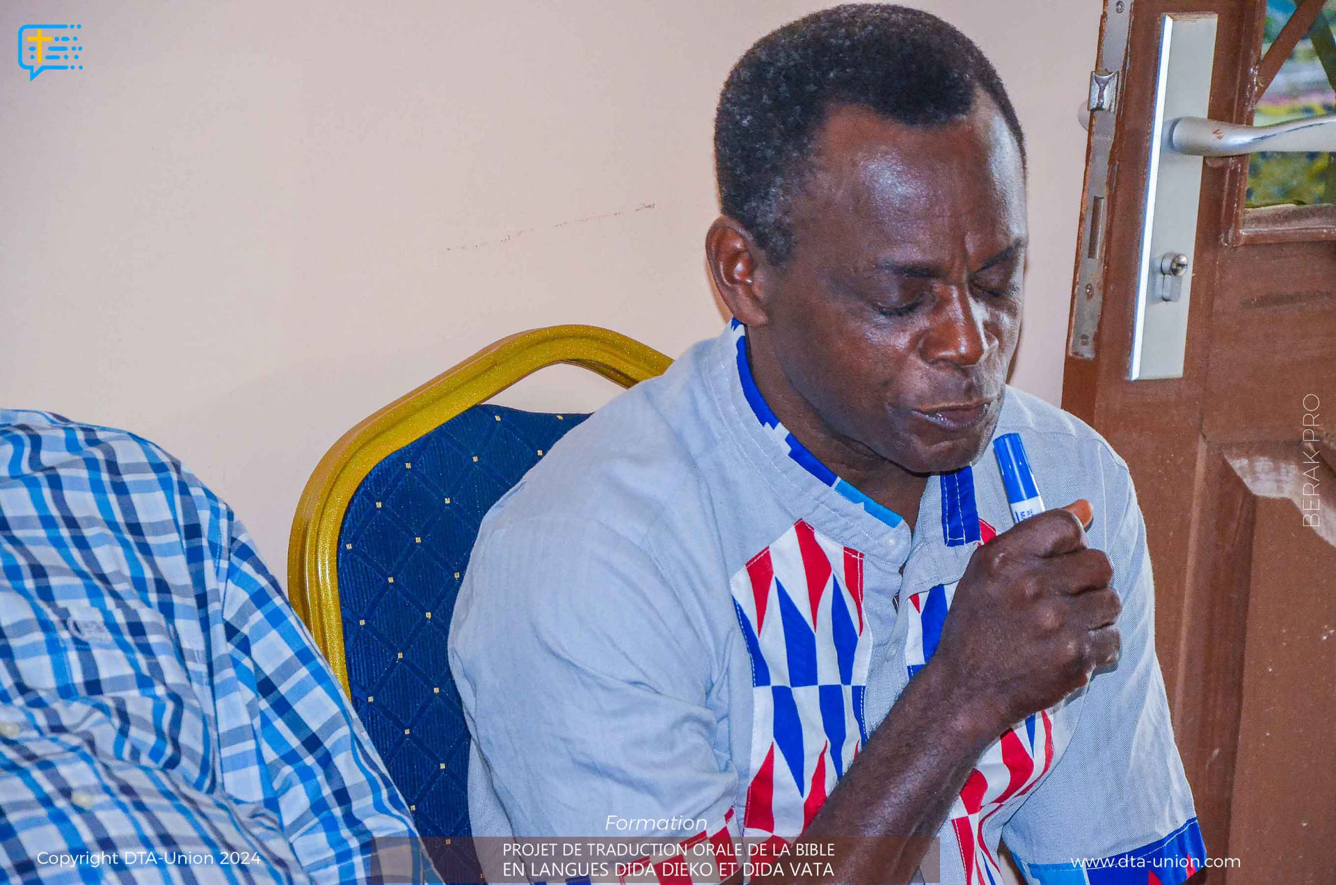 Un traducteur en pleine relecture d'un passage biblique lors de la formation