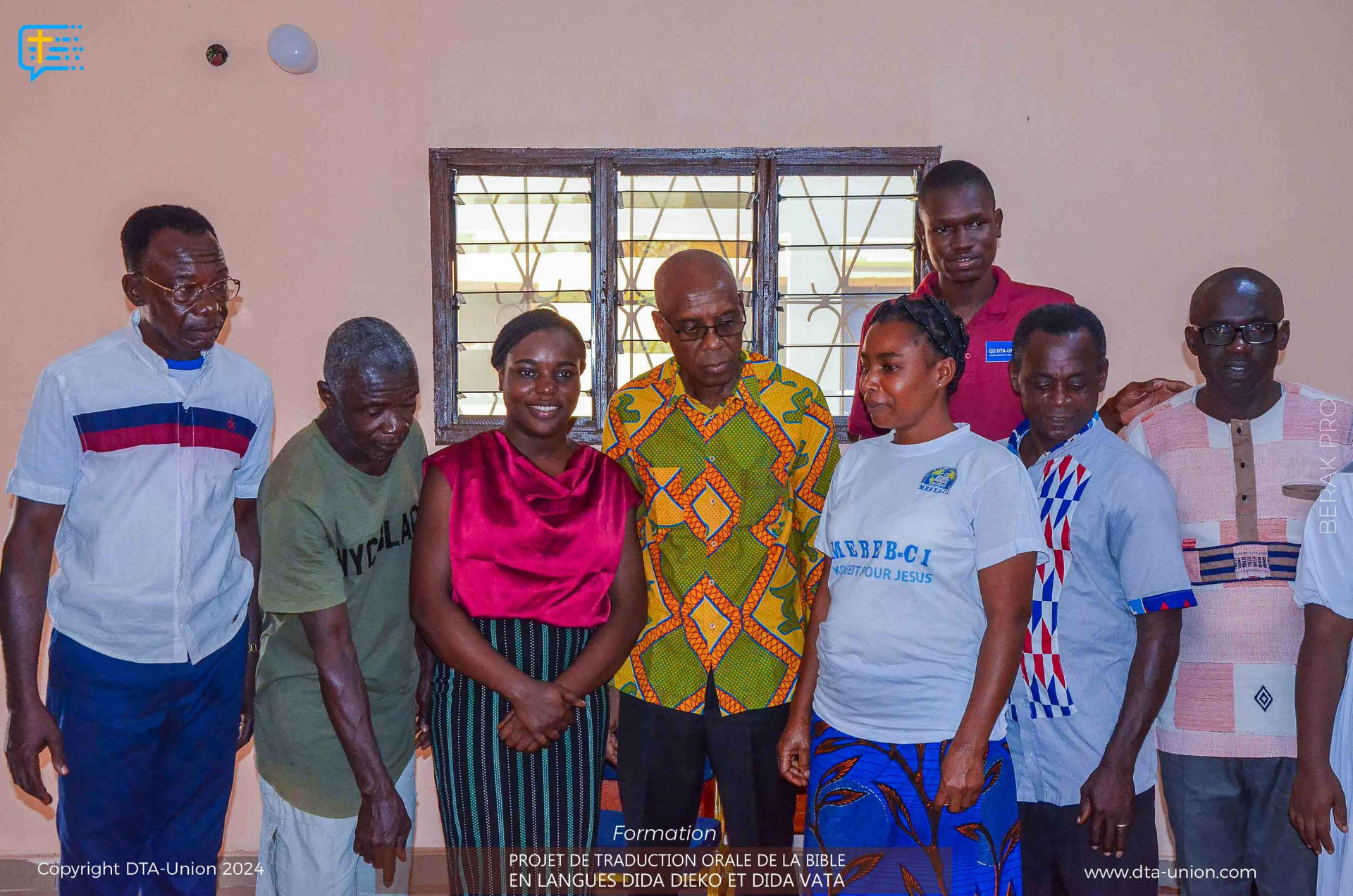 Photo de groupe des participants à l'atelier de traduction orale en langues Dida Dieko et Dida Vata
