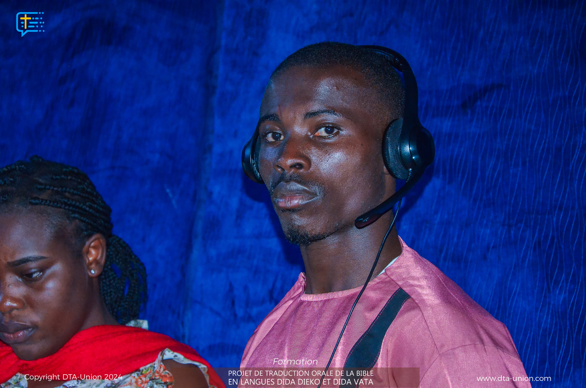 Un technicien son au casque pendant une session d'enregistrement de traduction orale