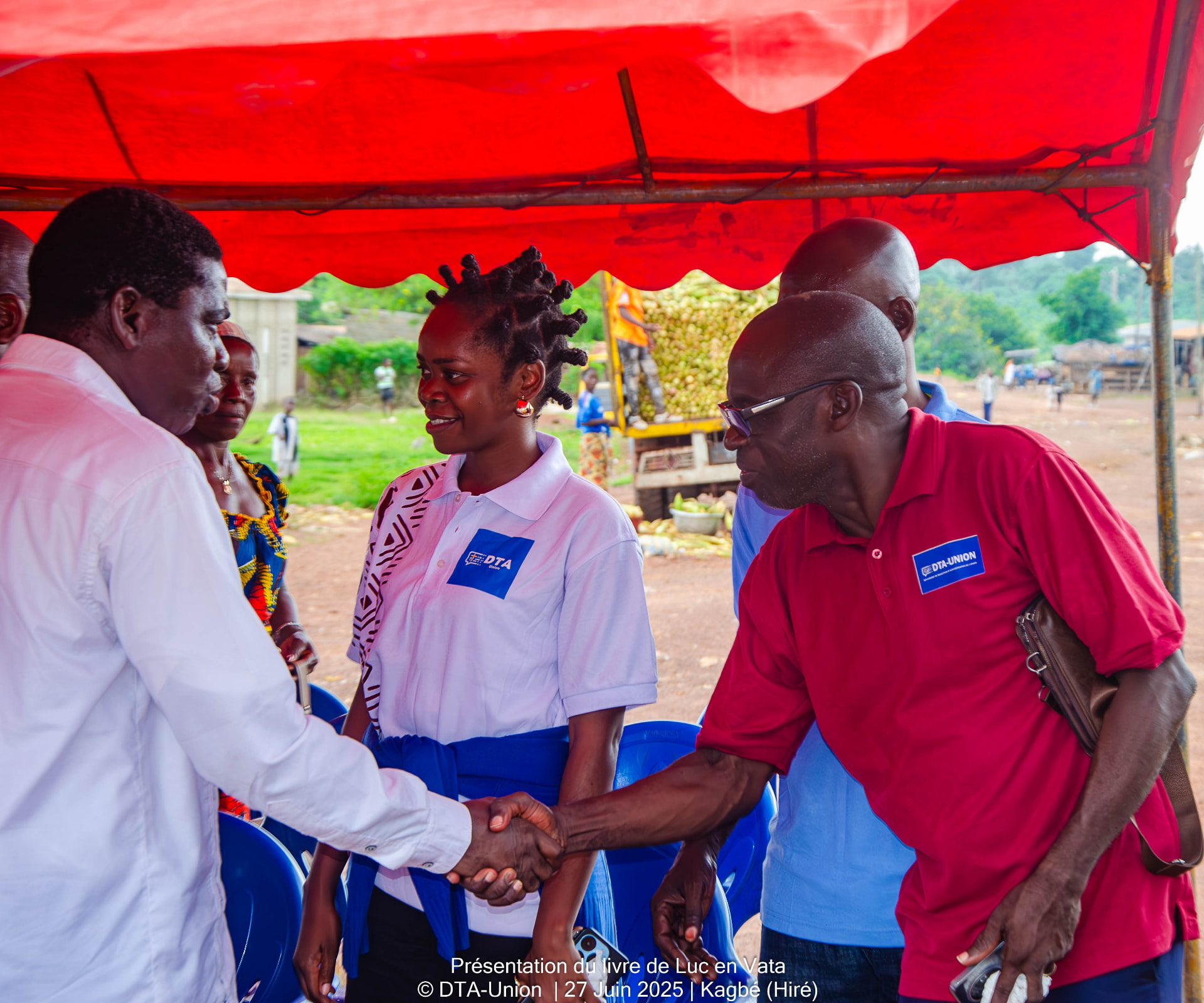 Poignée de main entre partenaires et équipe DTA-Union à Kagbé